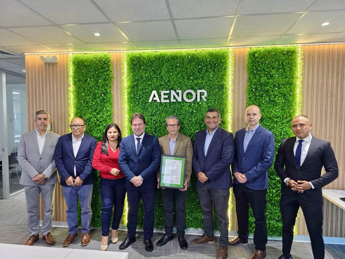 Ceremonia de entrega del certificado ISO 14001 en las oficinas de AENOR