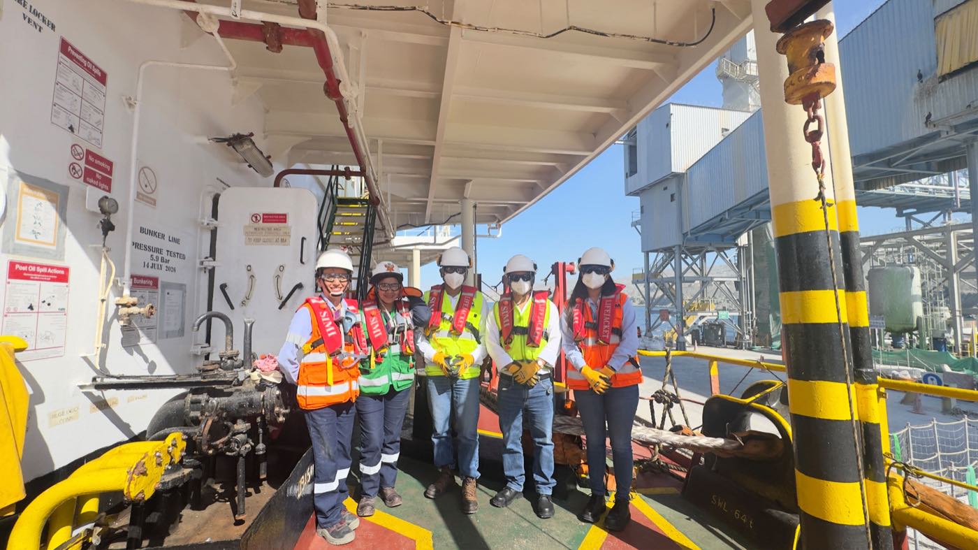 Equipo con equipo de protección personal a bordo de un buque en puerto