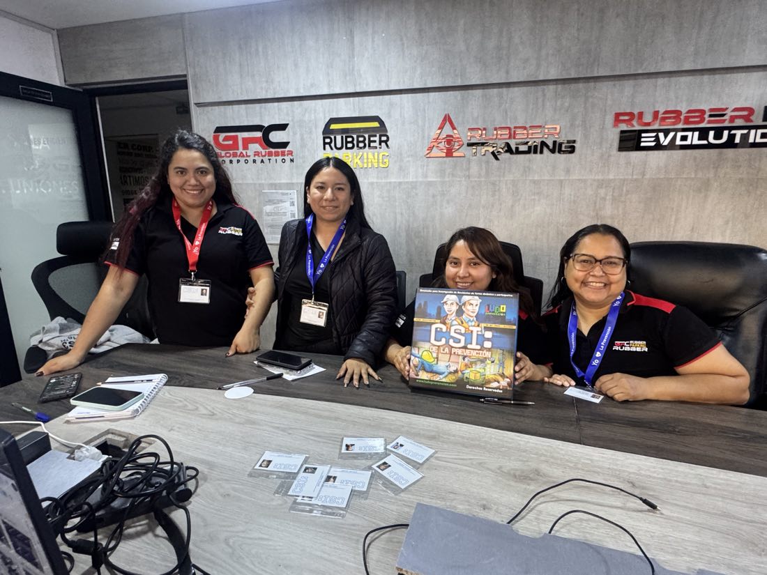 Equipo de trabajo con el material del taller de investigación de accidentes